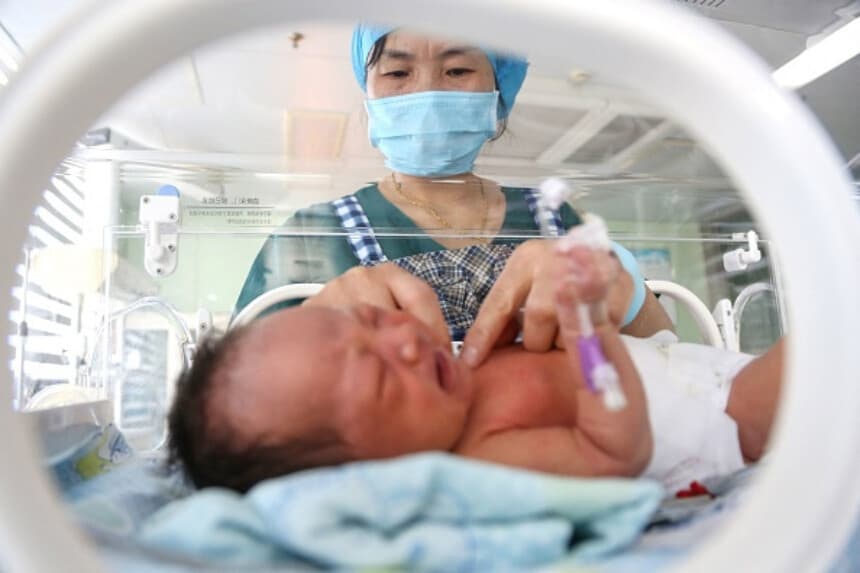 Un trabajador de la salud atiende a un recién nacido en un hospital de Lianyungang, en la provincia oriental china de Zhejiang, el 8 de marzo de 2023. (STR/AFP a través de Getty Images).