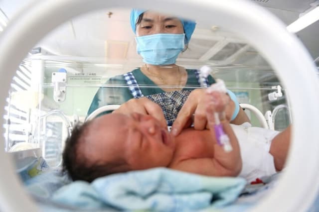 China censura publicaciones en línea a favor de no tener hijos debido al descenso de la población