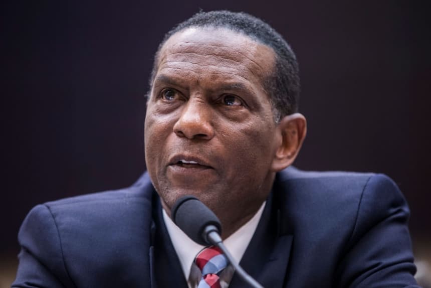 El exjugador de la NFL, Burgess Owens, testifica durante una audiencia sobre reparaciones por la esclavitud celebrada por el Subcomité Judicial de la Cámara de Representantes sobre Constitución, Derechos Civiles y Libertades Civiles, en Washington, D.C., el 19 de junio de 2019. (Zach Gibson/Getty Images)