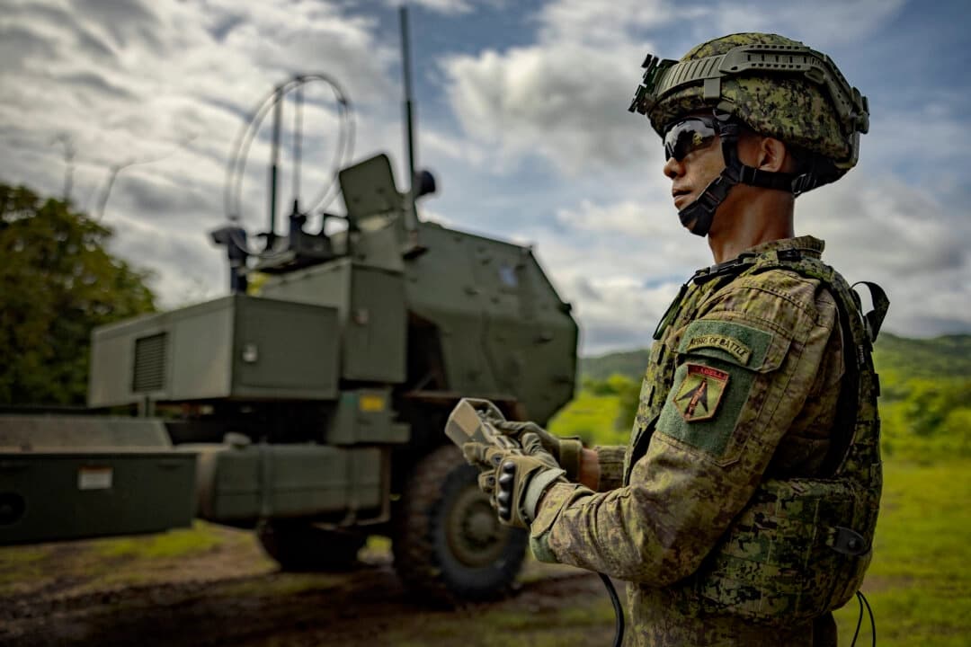 Un soldado filipino utiliza un controlador para desplegar un Sistema de Cohetes de Artillería de Alta Movilidad (HIMARS), como parte de ejercicios conjuntos entre ejércitos de Estados Unidos y Filipinas en Laur, provincia de Nueva Ecija, el 9 de agosto de 2024. (Ezra Acayan/Getty Images)