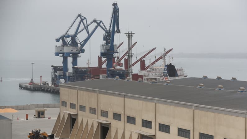 Canciller de Perú se reúne con embajador chino en medio de tensión por el puerto de Chancay