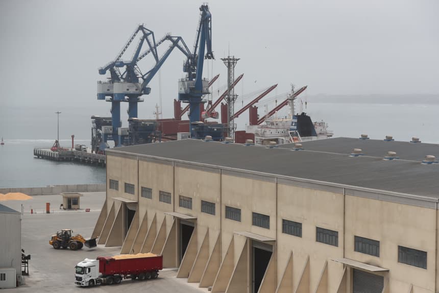 Fotografía de archivo que muestra el puerto de Chancay, construido en Perú por la naviera estatal china Cosco para mover un millón de contenedores al año y con una inversión de unos 1300 millones de dólares, espera finalizar su primer año de operaciones con el traslado de 350,000 contenedores mientras crece y se consolida como un centro logístico de Suramérica con Asia, en el que podrían instalarse almacenes regionales de portales de comercio electrónico como Temu.
(EFE/ Paolo Aguilar)