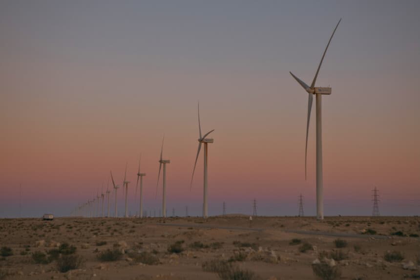 Vista general de un parque eólico en la región de Nuadibú, en la costa de Mauritania, el 4 de febrero de 2026. Mauritania está aprovechando sus abundantes recursos eólicos, teniendo en cuenta sus 700 km de costa atlántica, y se ha fijado el objetivo de alcanzar el 50 % de energía renovable combinando parques solares y eólicos para 2030. (Foto de Kang-Chun Cheng / AFP a través de Getty Images)