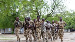 Nigeria dice que 100 soldados estadounidenses aterrizaron para ayudar a entrenar a sus fuerzas armadas