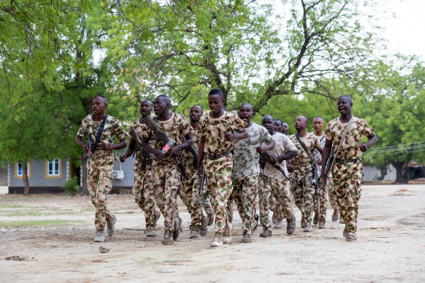 Soldados nigerianos de la Fuerza Operativa Conjunta Multinacional (MNJTF) corren mientras cantan durante un entrenamiento en la base militar de la MNJTF, cuartel general del Sector 3, en Monguno, estado de Borno, Nigeria, el 5 de julio de 2025. Doce puestos de control custodiados por el ejército nigeriano controlan las distintas entradas a Monguno. Las enormes fortificaciones de Monguno han mantenido la ciudad guarnición prácticamente segura, incluso cuando el noreste de Nigeria ha sufrido recientemente un aumento de los ataques contra bases militares por parte de yihadistas que llevan 16 años librando una guerra encarnizada. Los combates en Borno pueden haber disminuido desde el punto álgido del conflicto en 2015, ya que los yihadistas se han visto obligados a retroceder. Sin embargo, los militantes de la Provincia de África Occidental del Estado Islámico o su rival Boko Haram han atacado o invadido temporalmente una docena de bases militares desde principios de año. (Foto de Joris Bolomey / AFP) (Foto de JORIS BOLOMEY/AFP a través de Getty Images).