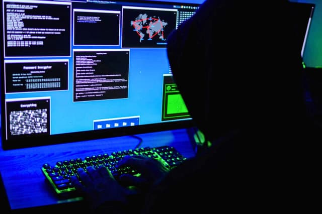 Un hacker escribe en el teclado de un ordenador, en esta ilustración fotográfica tomada el 13 de mayo de 2025. (Oleksii Pydsosonnii/The Epoch Times).