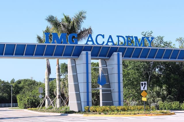 La entrada principal de la IMG Academy en Bradenton, Florida, desde la 53rd Ave. West, el 11 de abril de 2019. (CC BY-SA 4.0 / SK Sturm Fan)