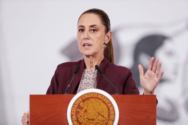 La presidenta de México, Claudia Sheinbaum, habla durante una rueda de prensa este martes, en el Palacio Nacional de la Ciudad de México, México. (EFE/ Isaac Esquivel)