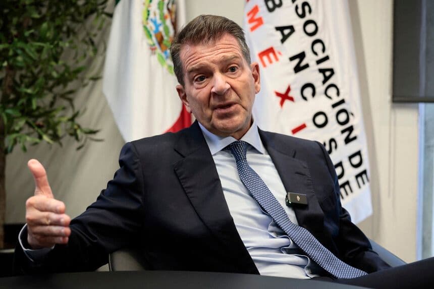 El presidente de la Asociación de Bancos de México (ABM), Emilio Romano, habla durante una entrevista con EFE este lunes, en la Ciudad de México, México. (EFE/José Méndez)