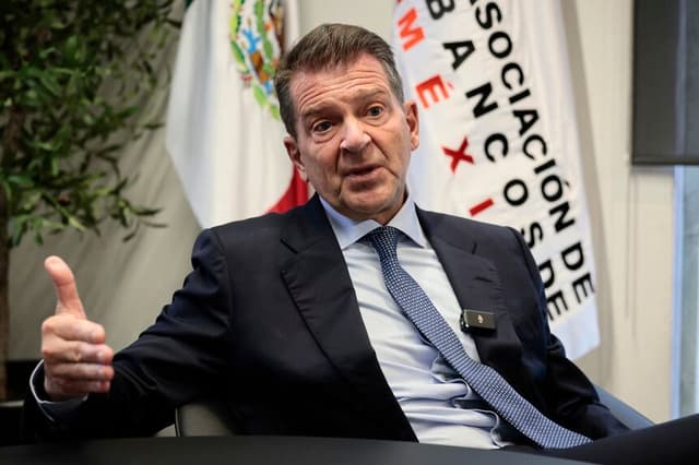 El presidente de la Asociación de Bancos de México (ABM), Emilio Romano, habla durante una entrevista con EFE este lunes, en la Ciudad de México, México. (EFE/José Méndez)