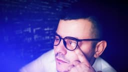 De daño retinal a riesgo de cáncer: La amenaza oculta de la luz azul