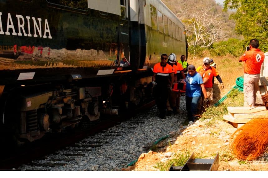 Integrantes de equipos de rescate trasladan a una persona herida luego del descarrilamiento del tren Transístmico en el municipio de Asunción Ixtaltepec, en Oaxaca, México. Imagen de archivo. (EFE/ Luis Villalobos)