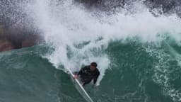 Nada lo detuvo: Joven surfista regresa a las olas con una prótesis tras ataque de tiburón blanco