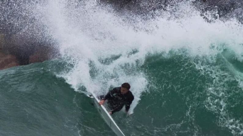 Nada lo detuvo: Joven surfista regresa a las olas con una prótesis tras ataque de tiburón blanco