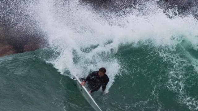 Nada lo detuvo: Joven surfista regresa a las olas con una prótesis tras ataque de tiburón blanco