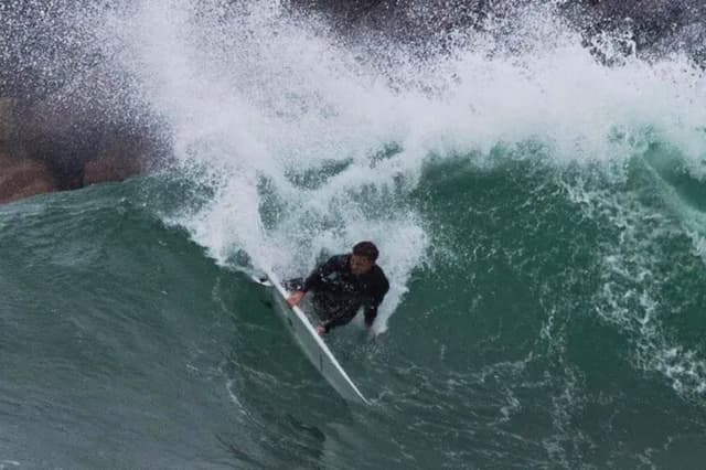 Nada lo detuvo: Joven surfista regresa a las olas con una prótesis tras ataque de tiburón blanco