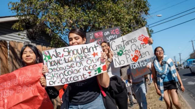 Texas investiga a distritos escolares por protestas contra la inmigración