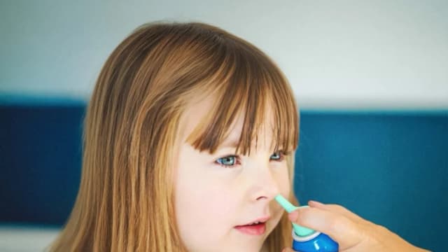 El spray salino nasal es tan efectivo como esteroides para la respiración infantil durante el sueño