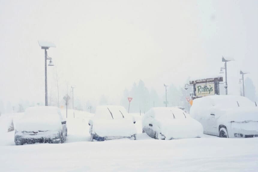 Los autos están cubiertos de nieve durante una tormenta en Truckee, California, el 17 de febrero de 2026. (Brooke Hess-Homeier/AP Photos).