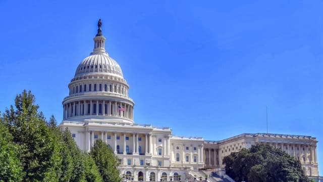 Arrestan a hombre de Georgia tras correr hacia el Capitolio de EE. UU. con escopeta cargada
