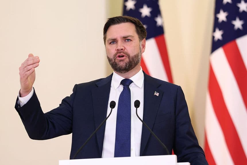 El vicepresidente de EE. UU., JD Vance, habla durante una rueda de prensa conjunta con el primer ministro de Armenia, Nikol Pashinyan, el 9 de febrero de 2026 en Ereván, Armenia. (Kevin Lamarque-Pool/Getty Images)