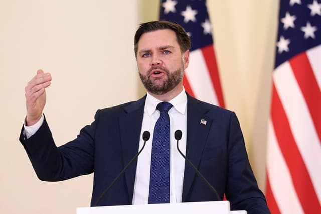 El vicepresidente de EE. UU., JD Vance, habla durante una rueda de prensa conjunta con el primer ministro de Armenia, Nikol Pashinyan, el 9 de febrero de 2026 en Ereván, Armenia. (Kevin Lamarque-Pool/Getty Images)