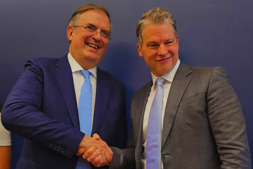 Fotografía cedida por la Secretaría de Economía, donde se observa al Secretario de Economía de México, Marcelo Ebrard (i), posando junto al codirector ejecutivo de Netflix, Greg Peters, durante un acto protocolario este martes, en Ciudad de México. Netflix abrió sus nuevas oficinas en Ciudad de México y convierte así al país norteamericano en su nueva sede central para América Latina, días después del reciente anuncio de la presidenta, Claudia Sheinbaum, de incentivos fiscales para reforzar la producción audiovisual nacional. (EFE/ Secretaría de Economía)