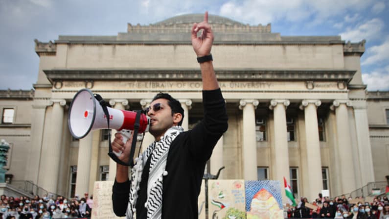 Juez bloquea intento de administración de Trump de deportar a Mohsen Mahdawi