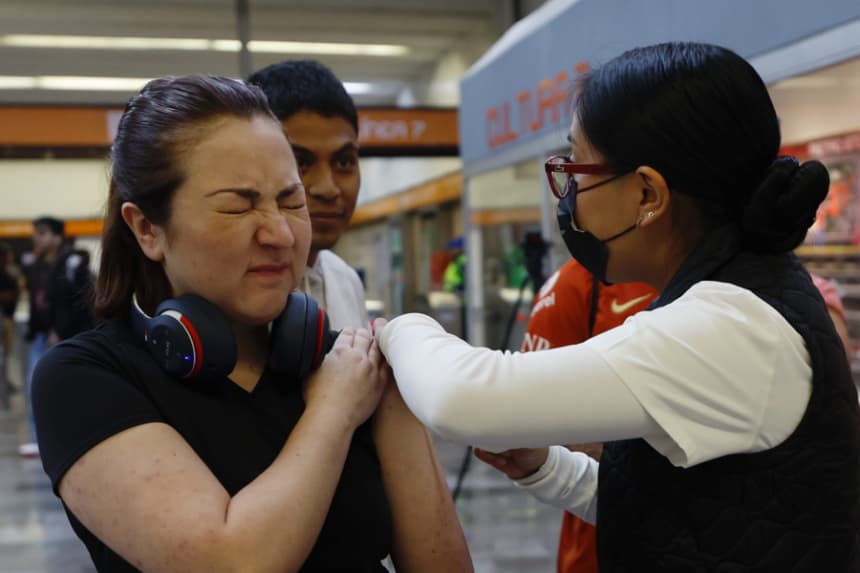 Imagen ilustrativa: Una persona recibe una vacuna contra el Sarampión en Ciudad de México. (EFE/Sáshenka Gutiérrez)