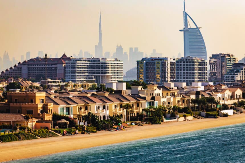 Una imagen muestra una vista del horizonte de Dubái, incluyendo el Burj Khalifa y el Burj Al Arab, el 16 de octubre de 2024. (FADEL SENNA/AFP vía Getty Images)