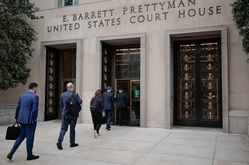 La gente hace cola para entrar en el juzgado federal E. Barrett Prettyman de Estados Unidos el 14 de abril de 2025 en Washington D. C. La Comisión Federal de Comercio de Estados Unidos inicia un juicio antimonopolio contra Meta por la adquisición de Instagram y WhatsApp por parte de la empresa y las acusaciones de que esta ostenta el monopolio del mercado de las redes sociales. (Chip Somodevilla/Getty Images).