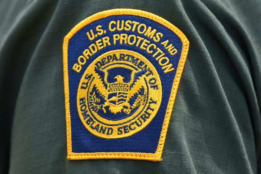 Una insignia de la Oficina de Aduanas y Protección Fronteriza de Estados Unidos en el brazo de un agente de la Patrulla Fronteriza de Estados Unidos en Mission, Texas, el 1 de julio de 2019. (Loren Elliott/Reuters).