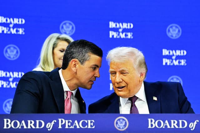 El presidente de Paraguay, Santiago Peña (izquierda), habla con el presidente de Estados Unidos, Donald Trump, en la reunión de la "Junta de Paz" durante la reunión anual del Foro Económico Mundial (FEM) en Davos, el 22 de enero de 2026. (Mandel NGAN / AFP a través de Getty Images)