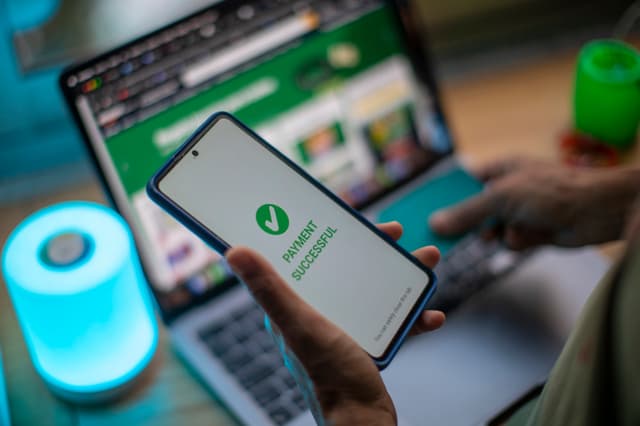 Una persona realiza una compra por internet con su tarjeta bancaria en Ciudad de México. Imagen de archivo. (EFE/ Isaac Esquivel)