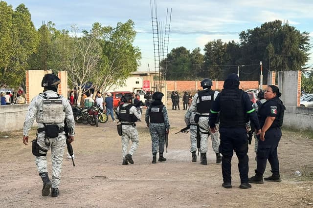 Integrantes de la Guardia Nacional de México custodian la zona donde se cometió un ataque armado en calles del estado de Guanajuato, México. Imagen de archivo. (EFE/STR)