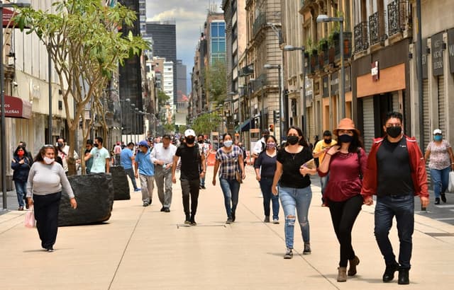 Vista general de la afluencia de personas en el Centro histórico de Ciudad de México. Imagen de archivo. (EFE/Jorge Núñez)