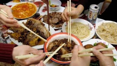 Nueva tendencia en China: Los jóvenes pasan la Nochevieja con desconocidos