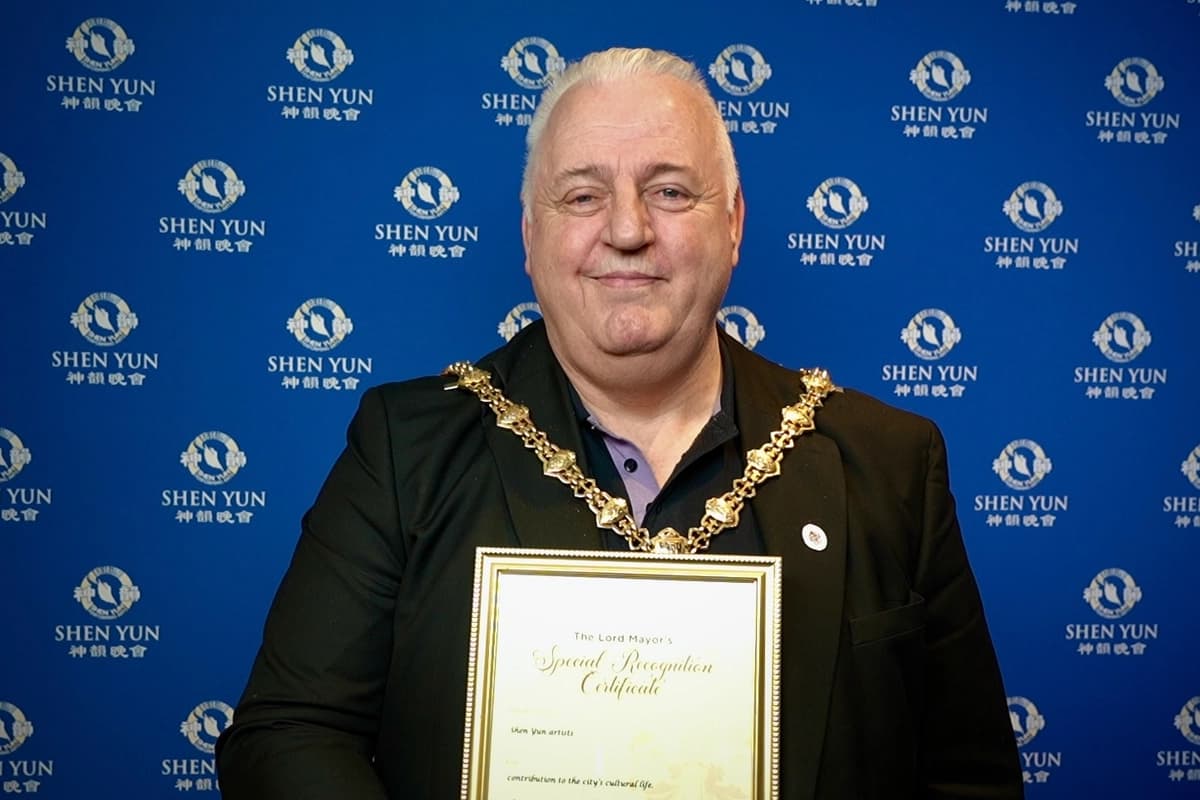 El 18 de febrero de 2026, Steve Watkins, alcalde de Stoke-on-Trent, entrega a Shen Yun Performing Arts un Certificado de Reconocimiento especial a la destacada contribución de la compañía a la vida cultural de la ciudad británica. (NTD)