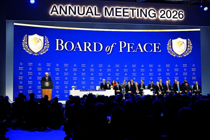 El presidente de Estados Unidos, Donald Trump (izquierda), habla en la reunión de la "Junta de Paz" durante la reunión anual del Foro Económico Mundial (FEM) en Davos el 22 de enero de 2026. El presidente de Estados Unidos, Donald Trump, presentará su nueva "Junta de Paz" en Davos el 22 de enero de 2026, reforzando su pretensión de ser un pacificador un día después de retirar sus propias amenazas contra Groenlandia. (Fabrice COFFRINI / AFP a través de Getty Images)