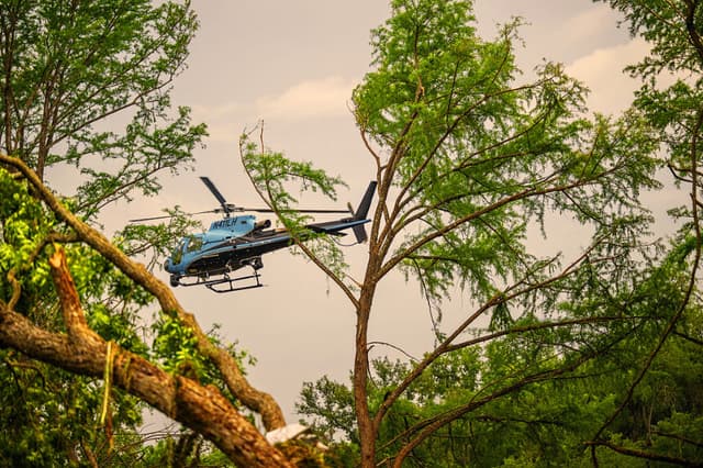 Un helicóptero sobrevuela las orillas del río Guadalupe, el 6 de julio de 2025 en Center Point, Texas. Imagen ilustrativa.(Brandon Bell/Getty Images)