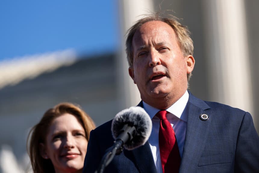 El fiscal general de Texas, Ken Paxton, habla frente a la Corte Suprema de los Estados Unidos el 1 de noviembre de 2021 en Washington, D.C. El lunes, el Tribunal Supremo escuchó los argumentos en una impugnación a la controvertida ley de aborto de Texas, que prohíbe los abortos después de las seis semanas. (Drew Angerer/Getty Images).