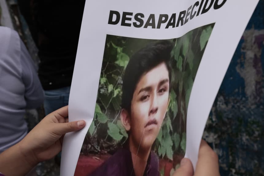 Una personas sostiene una fotografía de una persona desaparecida en Ciudad de México. Imagen de archivo. (EFE/José Méndez)