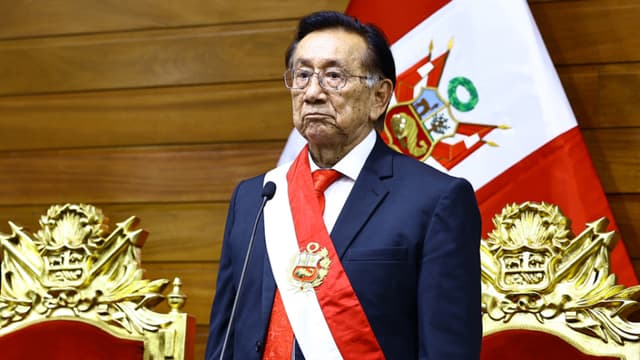 Congreso de Perú elige a José María Balcázar como presidente interino del país