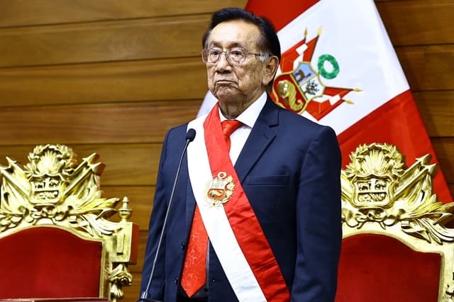 Congreso de Perú elige a José María Balcázar como presidente interino del país