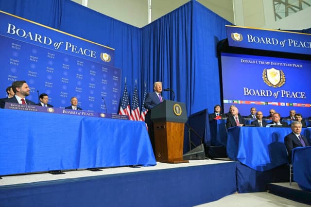 El presidente Donald Trump pronuncia unas palabras durante la reunión inaugural de la "Junta de Paz" en el Instituto Estadounidense de la Paz, en Washington, el 19 de febrero de 2026. (Saul Loeb/AFP a través de Getty Images).