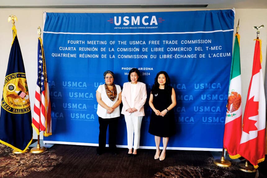 (De izquierda a derecha) La secretaria de Economía de México, Raquel Buenrostro; la representante comercial de Estados Unidos, Katherine Tai, y la ministra de Comercio Internacional, Promoción de las Exportaciones, Pequeñas Empresas y Desarrollo Económico de Canadá, Mary Ng, posan para una foto antes de la reunión de la Comisión de Libre Comercio del Acuerdo Estados Unidos-México-Canadá en Phoenix, Arizona, el 22 de mayo de 2024.(CHRIS CODUTO/AFP vía Getty Images)