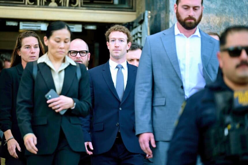 El director ejecutivo de Meta, Mark Zuckerberg, abandona la Corte Superior de Los Ángeles tras testificar en Los Ángeles el 18 de febrero de 2026. (Wally Skalij/Getty Images).