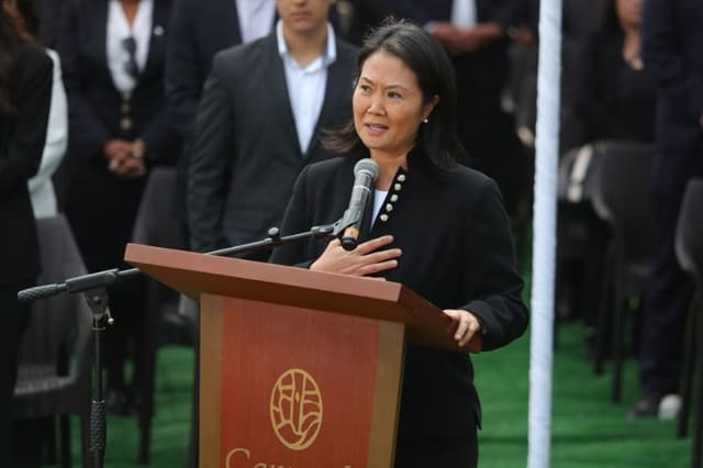 Keiko Fujimori, hija del expresidente de Perú Alberto Fujimori, habla durante el entierro del expresidente de Perú Alberto Fujimori en el cementerio Campo Fe de Huachipa, el 14 de septiembre de 2024 en Lima, Perú. (Getty Images/Getty Images)