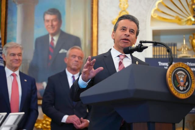 WASHINGTON, DC - 6 DE NOVIEMBRE: El comisionado de la Administración de Alimentos y Medicamentos (FDA), Marty Makary, habla junto al secretario de Salud y Servicios Humanos, Robert F. Kennedy Jr. (C), y el administrador de los Centros de Servicios de Medicare y Medicaid, el Dr. Mehmet Oz, durante un evento en el que el presidente Donald Trump hizo un anuncio sobre la reducción de los precios de los medicamentos en el Despacho Oval de la Casa Blanca el 6 de noviembre de 2025 en Washington, DC. Trump anunció que su administración ha llegado a acuerdos con los fabricantes de medicamentos Eli Lilly y Novo Nordisk para reducir el precio de algunos medicamentos para bajar de peso GLP-1. (Foto de Andrew Harnik/Getty Images).