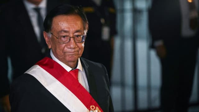 Nuevo presidente de Perú dice que garantizará una transición democrática y creará nuevas leyes